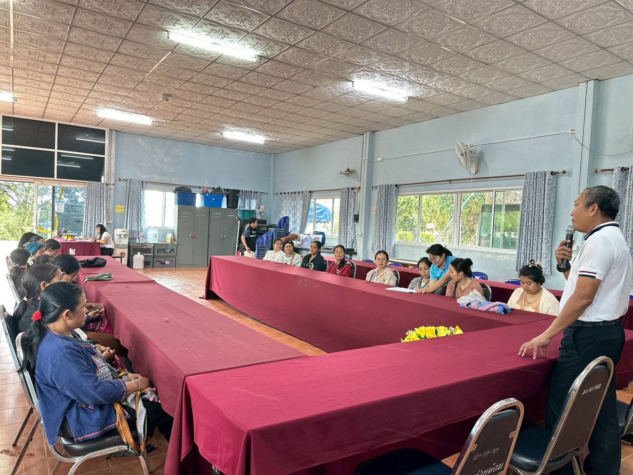 สำนักงานพัฒนาฝีมือแรงงานจังหวัดแม่ฮ่องสอน ได้มอบเครื่องจักรเย็บผ้าให้แก่ผู้แทนกลุ่มสตรีแต่ละหมู่บ้าน