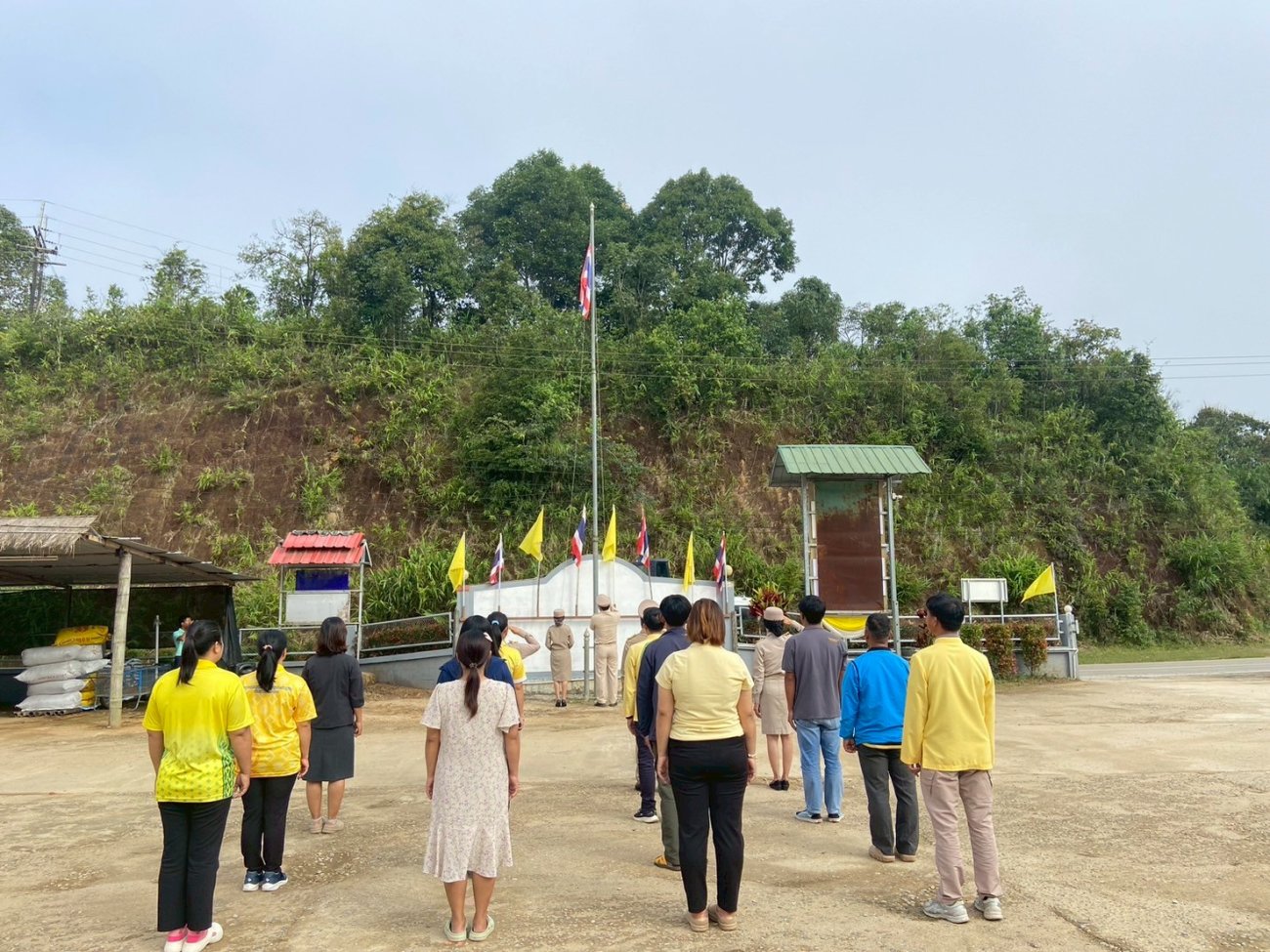 ร่วมจัดกิจกรรมเคารพธงชาติและร้องเพลงชาติไทย เนื่องในวันพระราชทานธงชาติไทย  วันที่ 28 กันยายน ของทุกปี